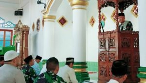 Tingkatkan Keimanan dan Ketaqwaan Satgas TMMD Ke 112 Kodim 0406/Lubuklinggau Tunaikan Sholat Jumat Bersama Warga