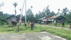 Peduli, Prajurit Satgas Yonif 126/KC Gelar Karya Bakti di Perbatasan
