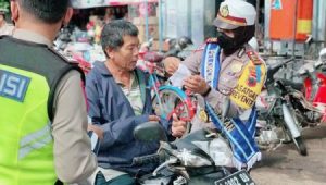 Gelar Ops Keselamatan, Satlantas Polres Pekalongan Bagikan Masker Gratis Ke Pengendara