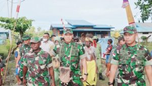 Dandim 1710/Mimika Dampingi Kunker Pangdam XVII/Cenderawasih Tinjau Pelaksanaan TMMD Reg Ke-114