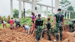 Bangun Gereja, Satgas Pamtas Yonif Raider 142/KJ Gotong Royong Buat Lubang Pondasi
