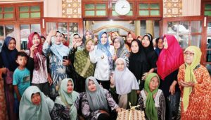 Bupati Pekalongan Fadia Arafiq Serahkan Bantuan Warga Terdampak Pasca Banjir Tirto