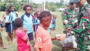 Satgas Yonif 143/TWEJ Memacu Semangat Belajar Anak-anak di Pedalaman Papua