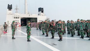 Simulasi, Prajurit Marinir Siapkan Serbuan Amfibi Hancurkan Pantai Musuh
