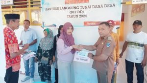 Dihadiri Pemerintah Kecamatan Dan Tokoh-Tokoh Masyarakat, Pemerintah Desa Wawesa Salurkan BLT DD Tahap 2