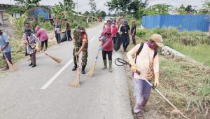Babinsa Koramil 1710-02/Timika Bersama Masyarakat Gotong Royong Bersihkan Jalan