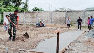 Babinsa Koramil 02/Timika Bersama Warga Kerja Bakti Pembuatan Sarana Olahraga