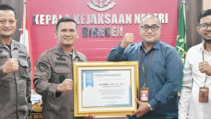 Kajari Bireuen Terima Penghargaan Dari Yayasan Advokasi Rakyat Aceh