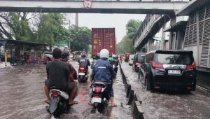 Hujan Sejak Subuh, Banjir Lumpuhkan Sejumlah Ruas Jalan di Jakarta Barat
